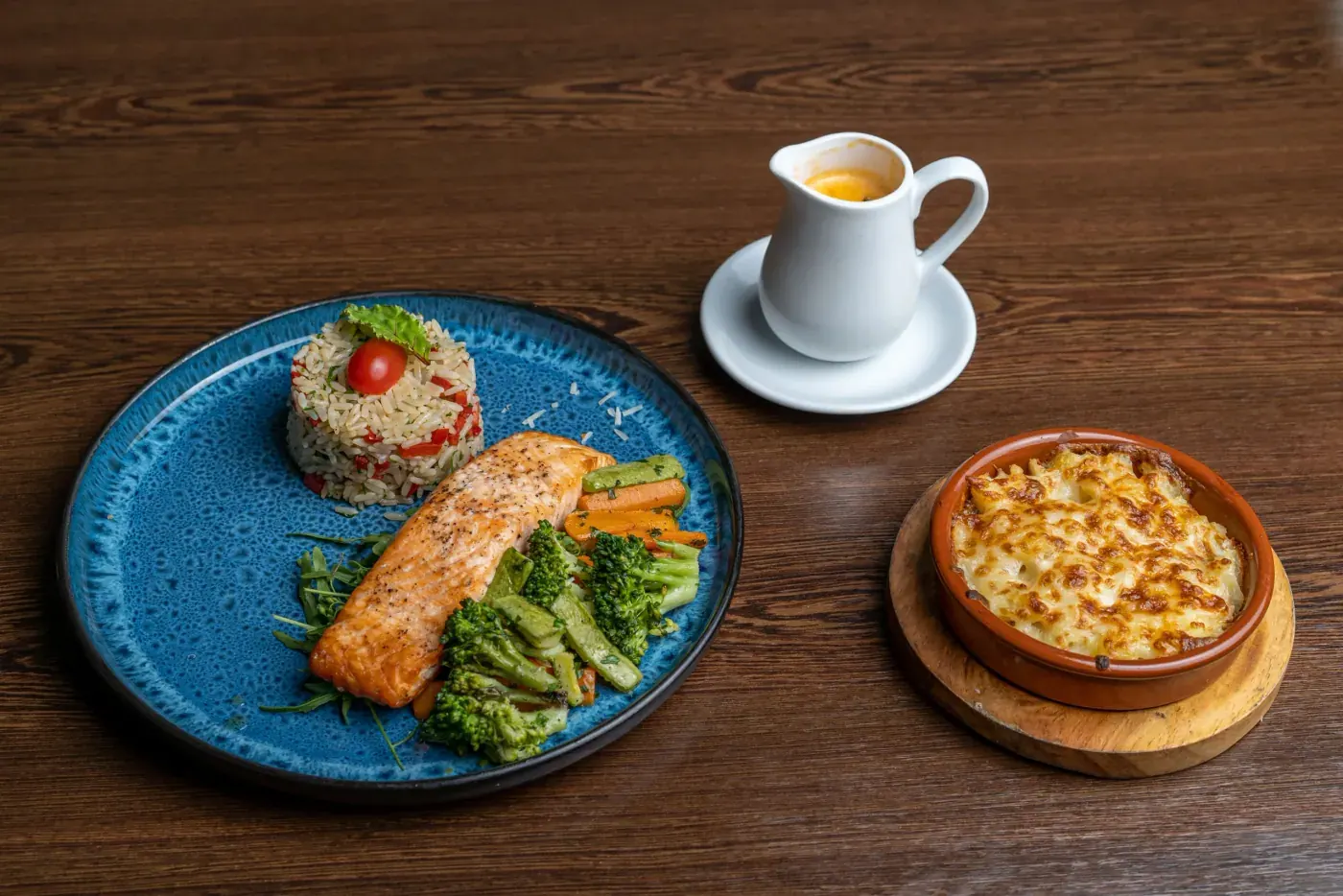 Une assiette servie en terrasse