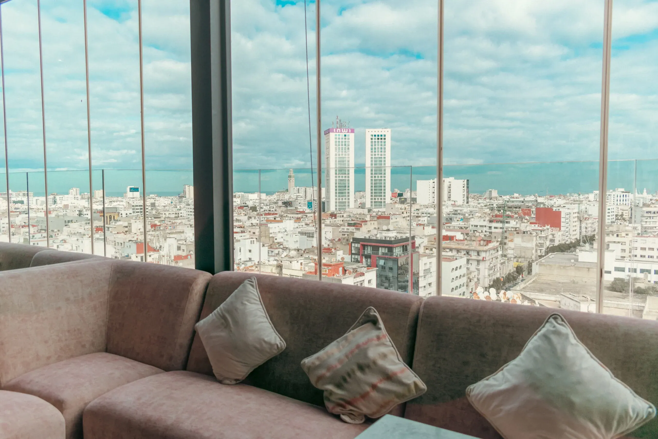 La salle du 11e étage et la vue sur Casablanca en fin de journée