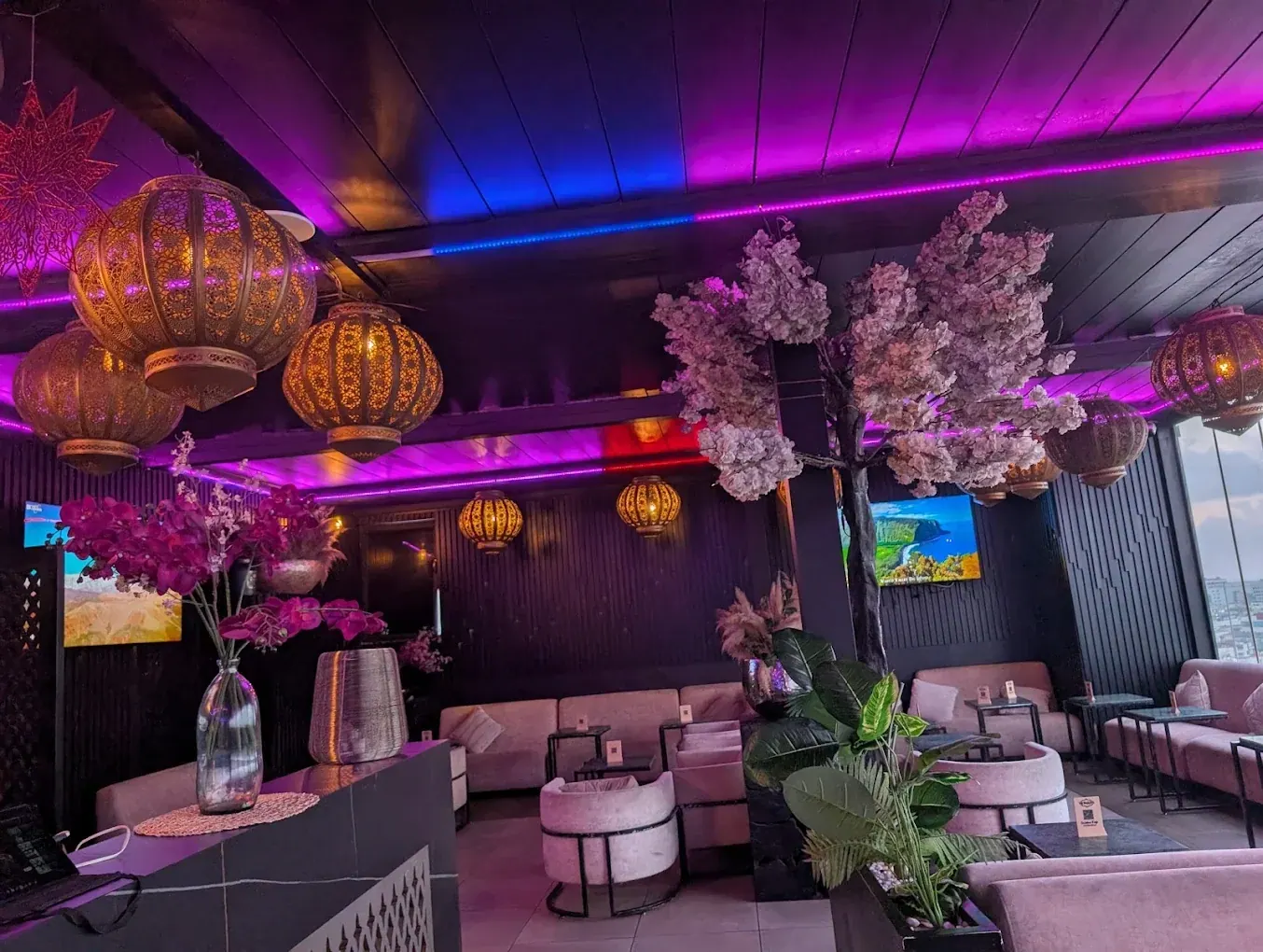 La salle Nomads en soirée, lanternes et lumières colorées